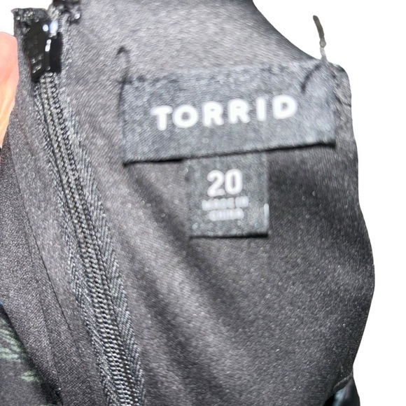 Torrid Women's Size 20 Fit & Flare Dress Pleated Floral Print Below Knee V-Neck - Picture 9 of 9